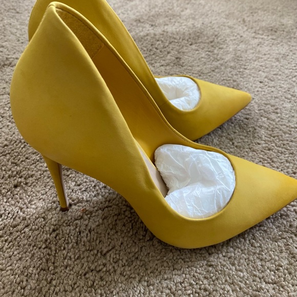 Yellow pumps - Picture 2 of 5